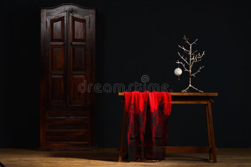 Weihnachtsromantische Dekoration mit schwarzem Braunem und rot zum Silber stockfotografie Weihnachtsromantische Dekoration mit schwarzem Braunem und rot zum Silber stockfotografie