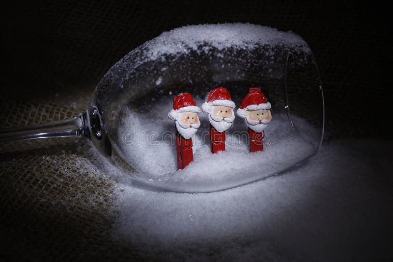 Weihnachtsschneemänner auf Wäscheklammern, innerhalb eines Glasbechers lizenzfreies stockbild Weihnachtsschneemänner auf Wäscheklammern, innerhalb eines Glasbechers lizenzfreies stockbild