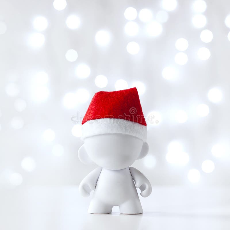 Weihnachtsspielzeug in Red Hat Santa Claus, Symbol-neues Jahr, Defocused Licht-Weiß-Hintergrund lizenzfreie stockfotografie Weihnachtsspielzeug in Red Hat Santa Claus, Symbol-neues Jahr, Defocused Licht-Weiß-Hintergrund lizenzfreie stockfotografie