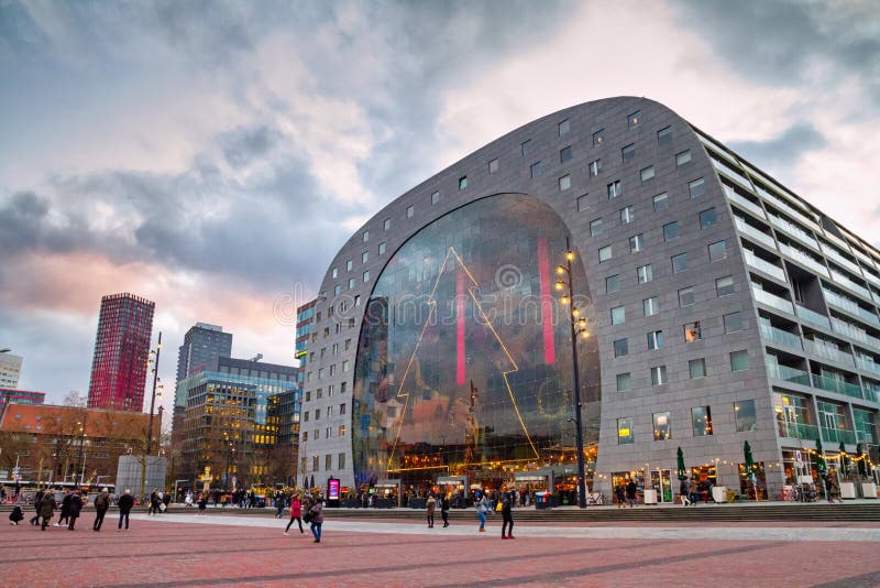 Weihnachtsstadtbild auf dem Sonnenuntergang - Markteinschätzung Hall Markthal am Vorabend des Feiertags, Rotterdam stockbild Weihnachtsstadtbild auf dem Sonnenuntergang - Markteinschätzung Hall Markthal am Vorabend des Feiertags, Rotterdam stockbild