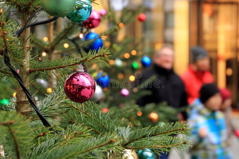 Weihnachtsstimmung beim Einkauf stockfotos Weihnachtsstimmung beim Einkauf stockfotos
