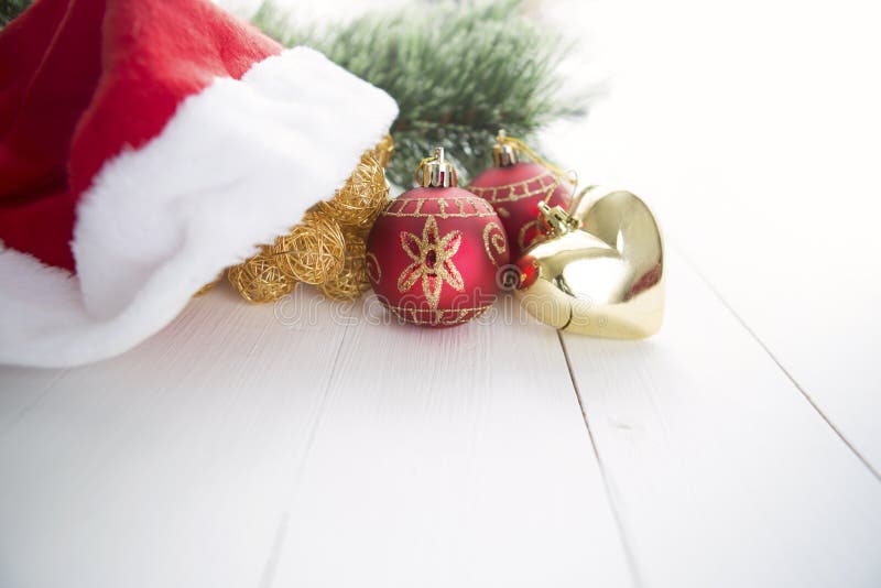 Weihnachtstannenbaum auf Hintergrund des hölzernen Brettes mit Kopienraum stockfotografie Weihnachtstannenbaum auf Hintergrund des hölzernen Brettes mit Kopienraum stockfotografie