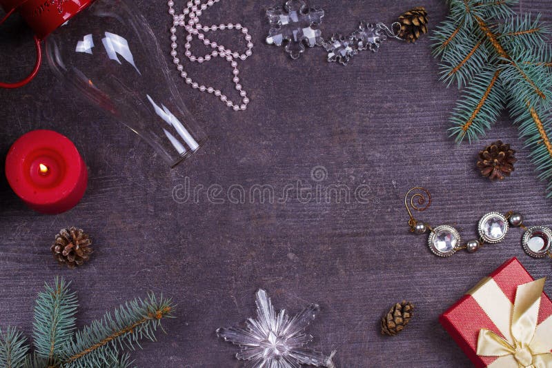 Weihnachtsumhüllungstabelle - Platte, Glas, Lampe, Kerze, Kiefernkegel, Geschenkbox Beschneidungspfad eingeschlossen Rustikaler H stockfotografie Weihnachtsumhüllungstabelle - Platte, Glas, Lampe, Kerze, Kiefernkegel, Geschenkbox Beschneidungspfad eingeschlossen Rustikaler H stockfotografie
