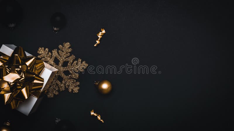 Weihnachtsverkauf. Weiß Geschenk mit goldenen Bogengoldkugeln und funkelnder Lichtgirlande in Weihnachtsdekoration mit dunklem Hin stockbilder
