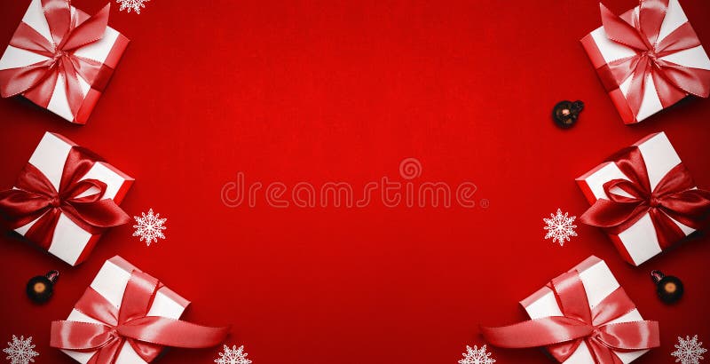 Weihnachtsverkauf. Weiß Geschenk mit Scharlachrot Roten Ball Bogens und funkelnde Licht in Weihnachtsdekoration auf rötlichem Hint lizenzfreies stockfoto