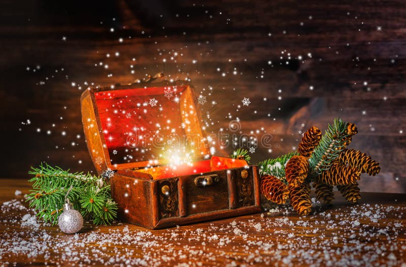 Weihnachtswinterfee mit Fantasiewunder in geöffnetem Kasten trea lizenzfreies stockbild Weihnachtswinterfee mit Fantasiewunder in geöffnetem Kasten trea lizenzfreies stockbild