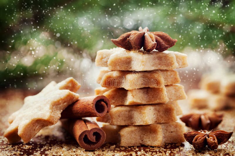 Weihnachtszimtplätzchen oder -keks in Form des Sternes stockfotos Weihnachtszimtplätzchen oder -keks in Form des Sternes stockfotos