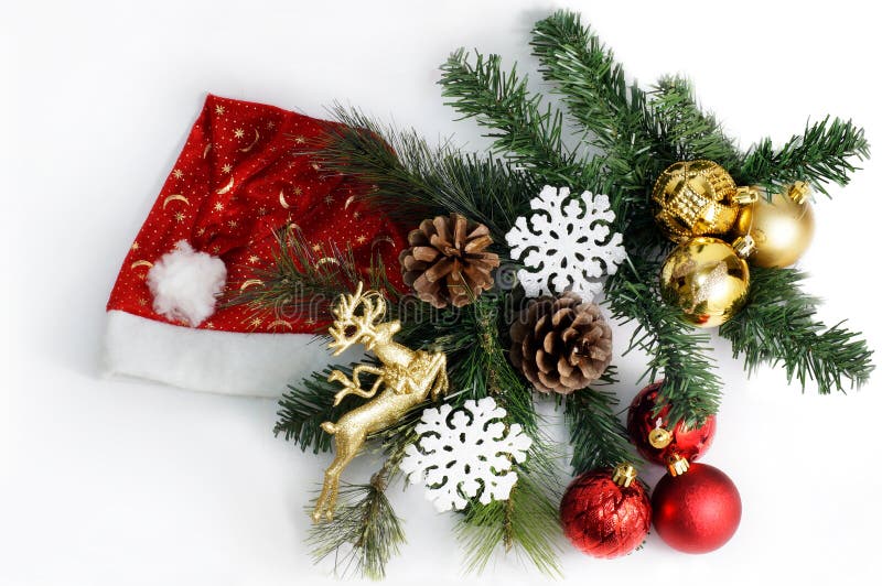Weihnachtszusammensetzung mit Santa Claus-Hut, Tannenbaum, Kegeln, Bällen und Schneeflocken lizenzfreie stockfotos Weihnachtszusammensetzung mit Santa Claus-Hut, Tannenbaum, Kegeln, Bällen und Schneeflocken lizenzfreie stockfotos