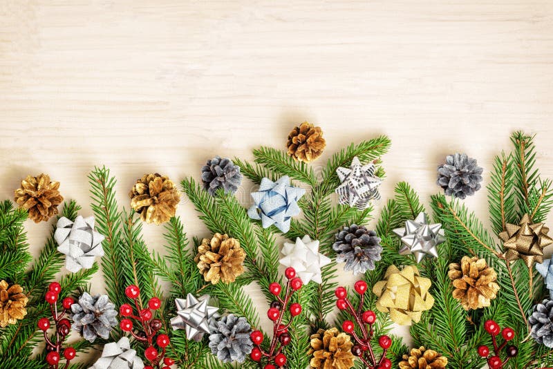 Weihnachtszusammensetzung von den Tannenzweigen verziert mit roten Beeren, goldene und silberne Kegel und Bögen Leerer Platz für stockfoto Weihnachtszusammensetzung von den Tannenzweigen verziert mit roten Beeren, goldene und silberne Kegel und Bögen Leerer Platz für stockfoto