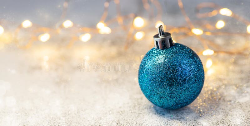 Weihnachtszusammensetzungsdekorationen und -girlanden auf einem glänzenden Hintergrund lizenzfreie stockbilder Weihnachtszusammensetzungsdekorationen und -girlanden auf einem glänzenden Hintergrund lizenzfreie stockbilder