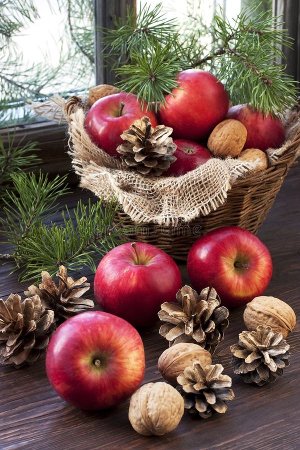Weihnachtsäpfel auf Holztisch lizenzfreie stockfotografie Weihnachtsäpfel auf Holztisch lizenzfreie stockfotografie