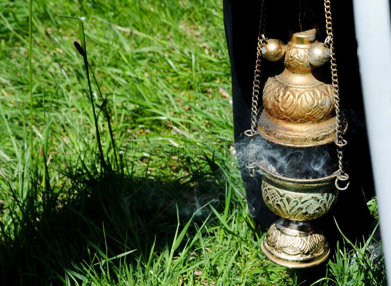 Weihrauchhalter für traditionelles orthodoxes Ritual, mit Rauche des brennenden Weihrauchs stockfoto Weihrauchhalter für traditionelles orthodoxes Ritual, mit Rauche des brennenden Weihrauchs stockfoto