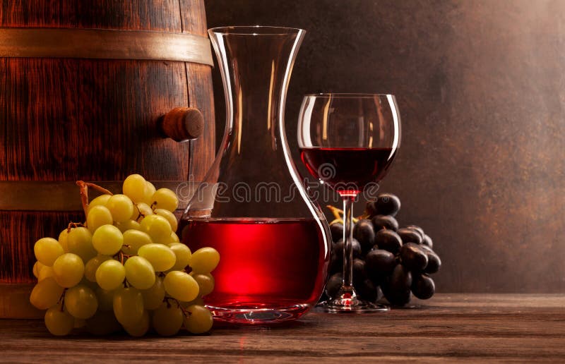 Weindekanter Glas Rotwein und altes Holzfass