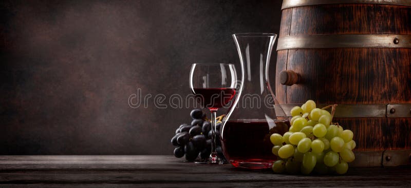 Weindekantiergefäßglas und Alt hölzernes Barrel