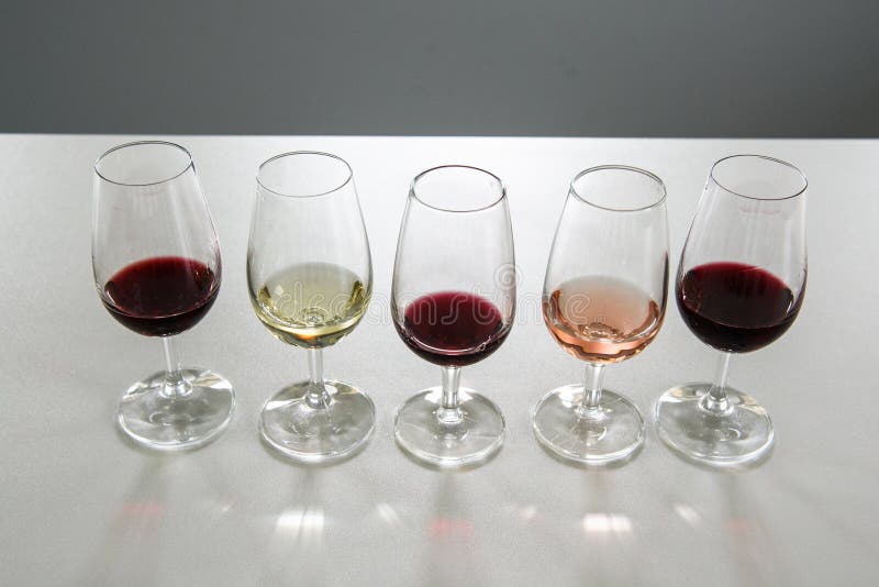 Weingläser für Weinprobe lizenzfreie stockfotografie Weingläser für Weinprobe lizenzfreie stockfotografie
