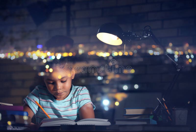 Weinig Afrikaans-Amerikaans meisje die thuiswerk in thuis het gelijk maken doen stock foto Weinig Afrikaans-Amerikaans meisje die thuiswerk in thuis het gelijk maken doen stock foto