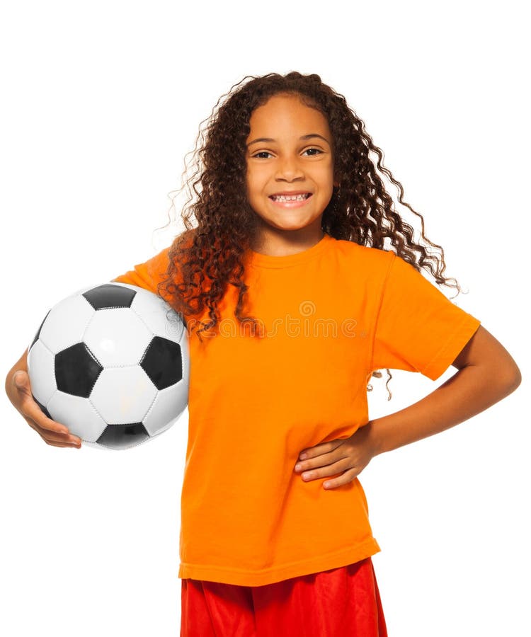 Weinig Afrikaanse geïsoleerde het voetbalbal van de meisjesholding royalty-vrije stock fotografie Weinig Afrikaanse geïsoleerde het voetbalbal van de meisjesholding royalty-vrije stock fotografie