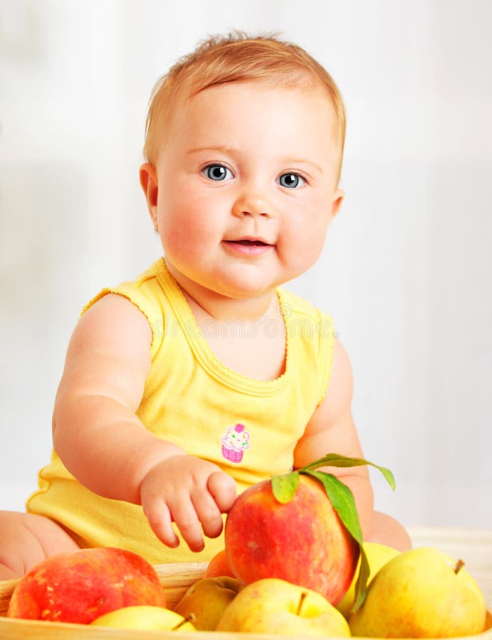 Weinig baby die vruchten kiest stock foto's Weinig baby die vruchten kiest stock foto's