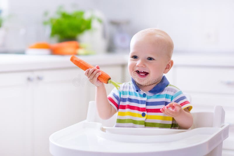 Weinig baby die wortel eten royalty-vrije stock foto's Weinig baby die wortel eten royalty-vrije stock foto's