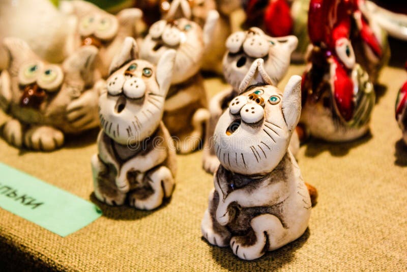 Weinig ceramische fluitjes van katten in Riga, Letland 2019 royalty-vrije stock foto Weinig ceramische fluitjes van katten in Riga, Letland 2019 royalty-vrije stock foto