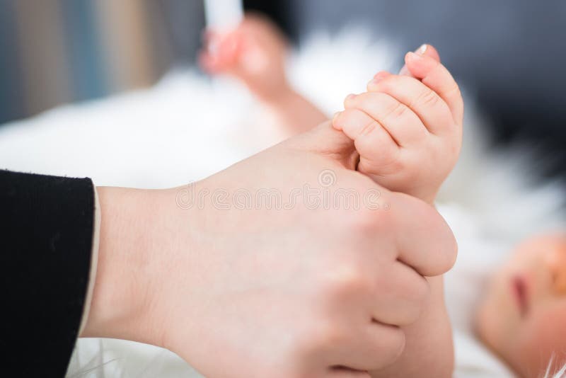 Weinig de moedershand van de babyholding stock afbeelding Weinig de moedershand van de babyholding stock afbeelding