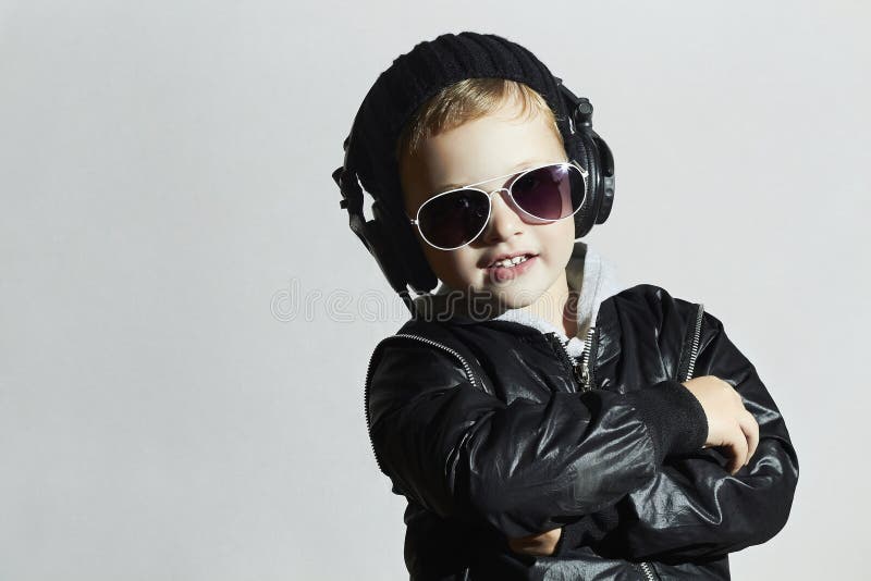 Weinig deejay grappige glimlachende jongen in zonnebril en hoofdtelefoons stock foto Weinig deejay grappige glimlachende jongen in zonnebril en hoofdtelefoons stock foto