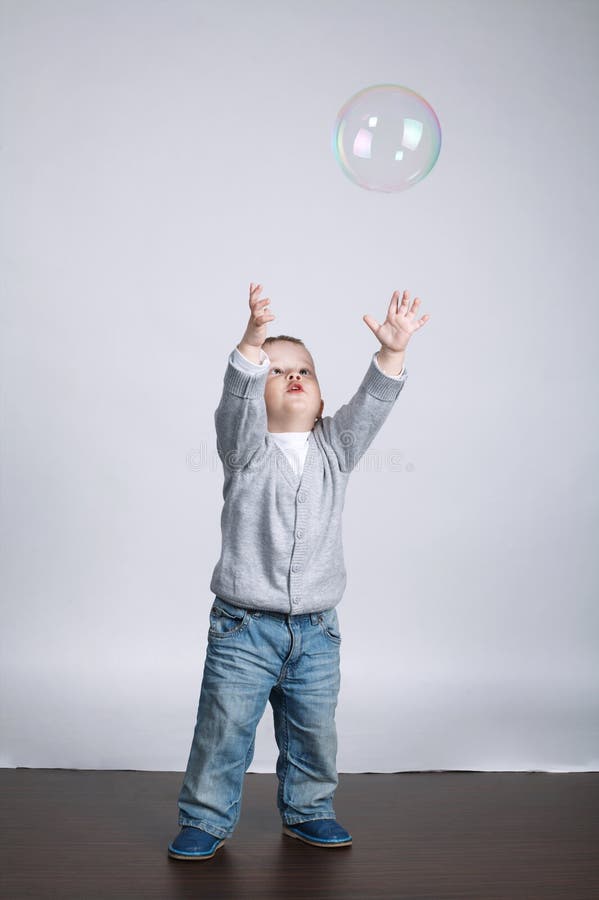 Weinig grappige jongensspelen met bellen stock afbeelding Weinig grappige jongensspelen met bellen stock afbeelding