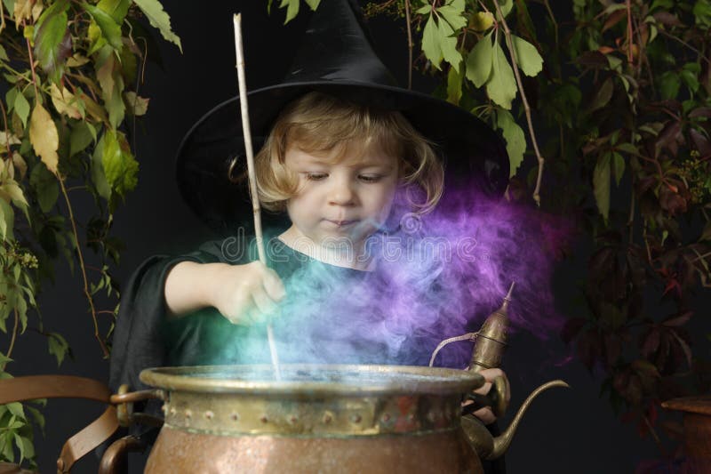 Weinig Halloween-heks met ketel royalty-vrije stock afbeelding Weinig Halloween-heks met ketel royalty-vrije stock afbeelding