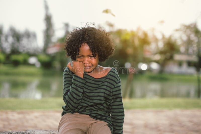 Weinig het Afrikaanse Amerikaanse jongen schreeuwen stock foto's Weinig het Afrikaanse Amerikaanse jongen schreeuwen stock foto's