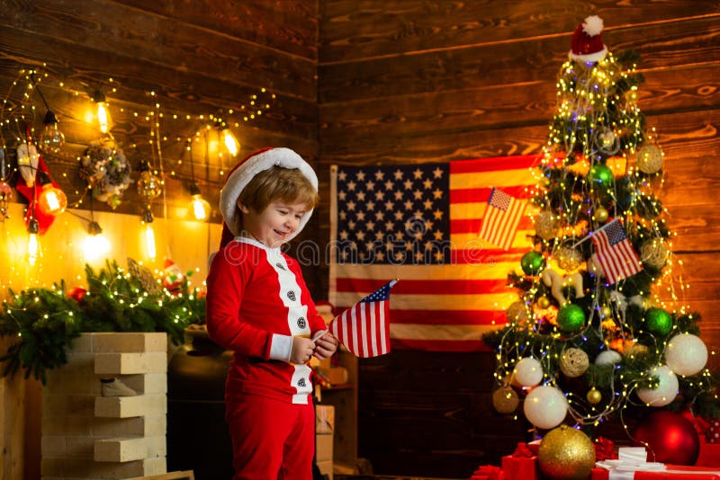 Weinig hoed en kostuum die van jongenssanta pret hebben Amerikaans traditiesconcept De peuter viert Kerstmis Ware Amerikaan stock fotografie Weinig hoed en kostuum die van jongenssanta pret hebben Amerikaans traditiesconcept De peuter viert Kerstmis Ware Amerikaan stock fotografie