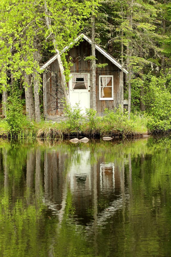 Weinig huis door het meer