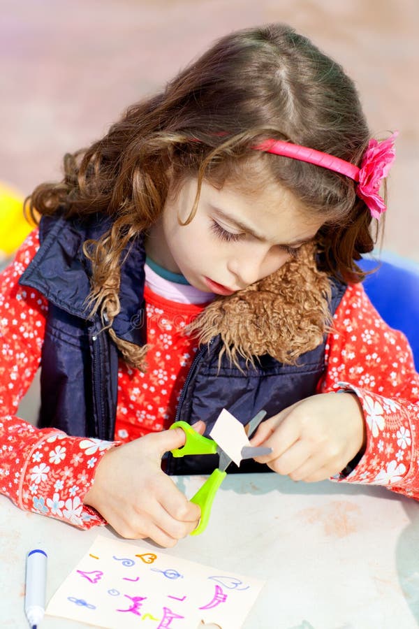 Weinig jong geitjemeisje dat op school werkt die workshop doet royalty-vrije stock fotografie Weinig jong geitjemeisje dat op school werkt die workshop doet royalty-vrije stock fotografie