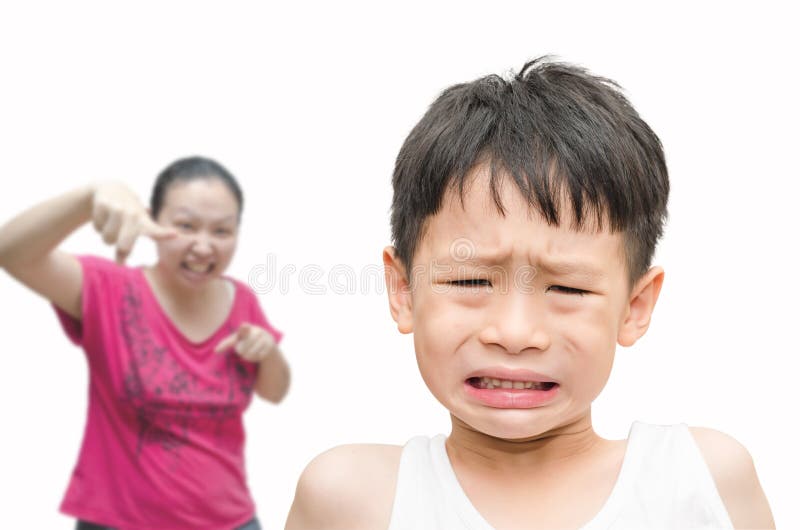 Weinig jongen die door zijn moeder worden berispt stock fotografie Weinig jongen die door zijn moeder worden berispt stock fotografie