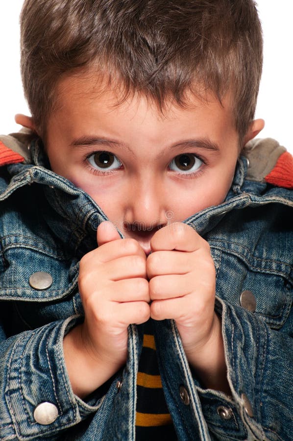 Weinig jongen die koud wordt stock foto Weinig jongen die koud wordt stock foto