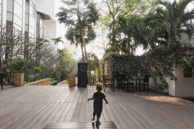 Weinig jongen die op hotelterras lopen stock fotografie Weinig jongen die op hotelterras lopen stock fotografie