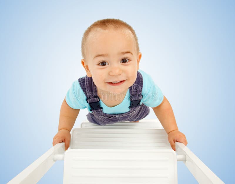 Weinig jongen die op ladder loopt royalty-vrije stock fotografie Weinig jongen die op ladder loopt royalty-vrije stock fotografie