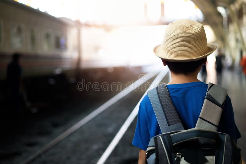 Weinig jongen en rugzakken reizen door trein royalty-vrije stock afbeeldingen Weinig jongen en rugzakken reizen door trein royalty-vrije stock afbeeldingen
