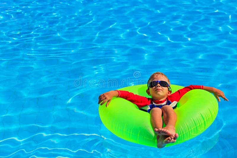 Weinig jongen in het levensring die pret hebben bij strand stock foto Weinig jongen in het levensring die pret hebben bij strand stock foto