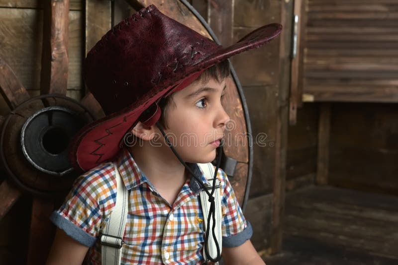 Weinig jongen kleedde zich in cowboyzitting royalty-vrije stock afbeelding Weinig jongen kleedde zich in cowboyzitting royalty-vrije stock afbeelding