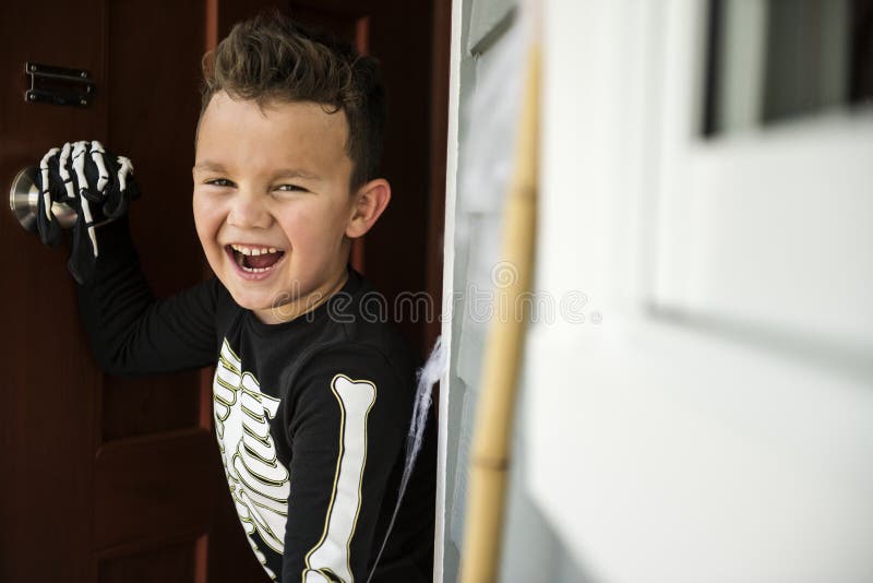 Weinig jongen kleedde zich omhoog als skelet stock foto Weinig jongen kleedde zich omhoog als skelet stock foto