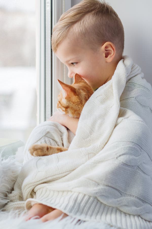 Weinig jongen met leuke kat thuis royalty-vrije stock foto's Weinig jongen met leuke kat thuis royalty-vrije stock foto's