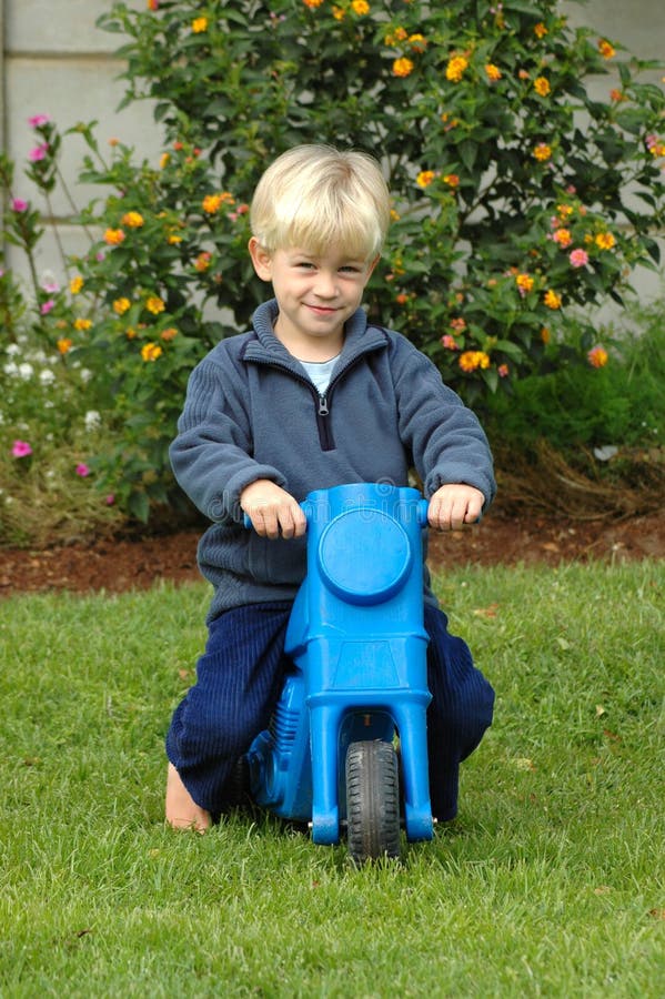 Jongetje op een fiets stock afbeeldingen