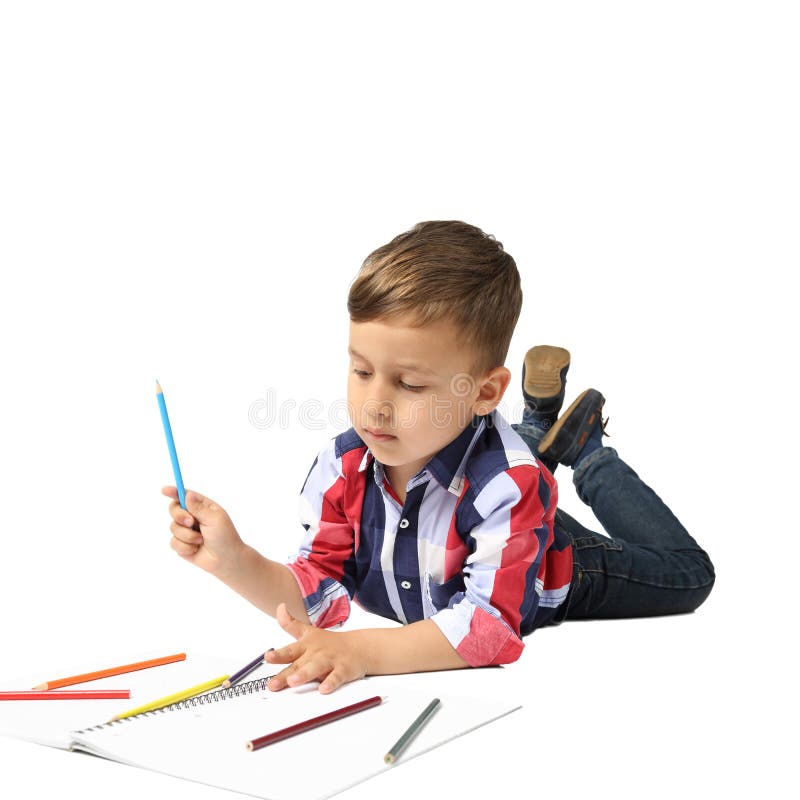 Weinig jongen trekt het liggen op vloer stock foto Weinig jongen trekt het liggen op vloer stock foto