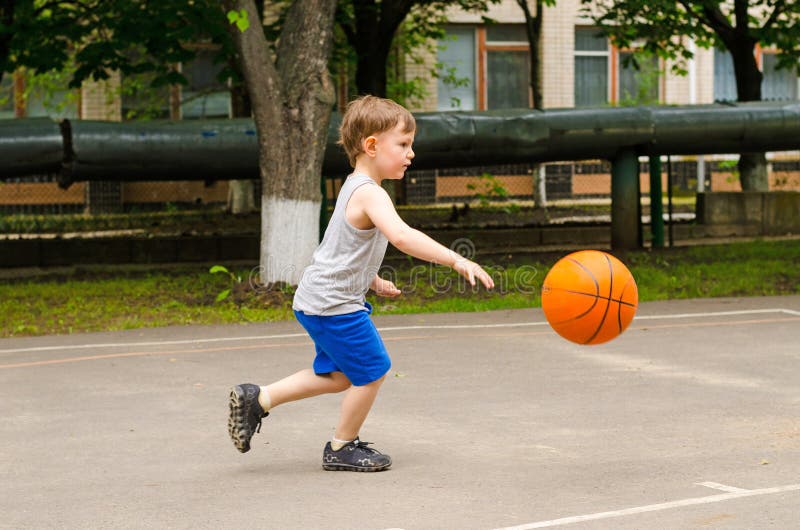 Weinig jongens speelbasketbal stock foto Weinig jongens speelbasketbal stock foto