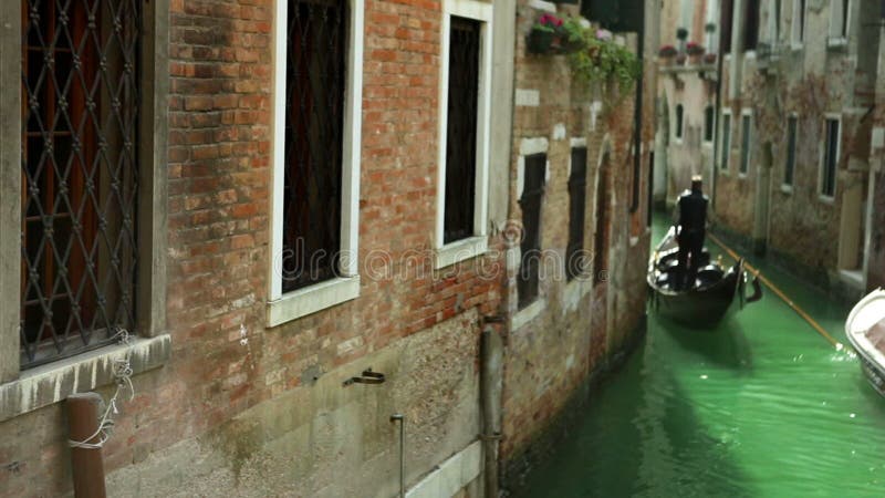 Weinig kanaal` straat ` met unfocused gondel Venetië, Italië