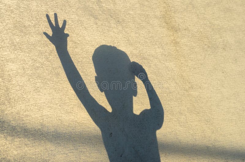 Weinig kind toont schaduwtheater stock fotografie Weinig kind toont schaduwtheater stock fotografie