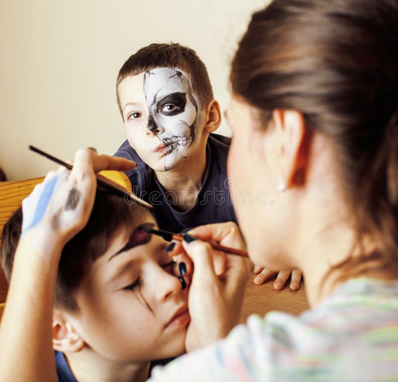 Weinig leuk kind die facepaint op verjaardagspartij maken, zombieapocalyps het facepainting, Halloween-het voorbereidingen treffe royalty-vrije stock afbeeldingen Weinig leuk kind die facepaint op verjaardagspartij maken, zombieapocalyps het facepainting, Halloween-het voorbereidingen treffe royalty-vrije stock afbeeldingen