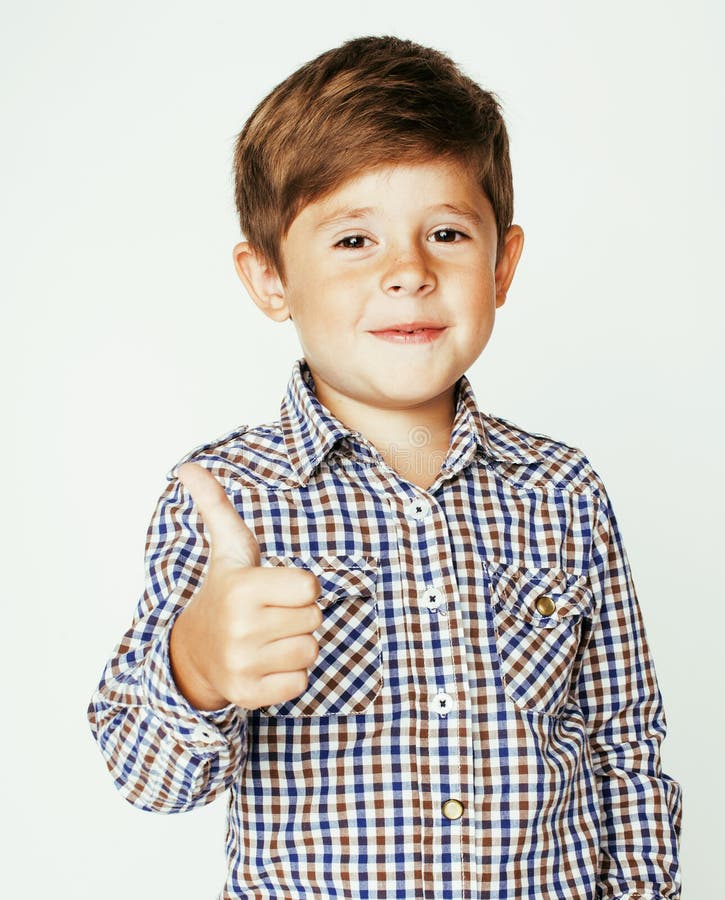 Weinig leuke jongen op witte het achtergrondgebaar tumbs omhoog glimlachen close-up, het concept van levensstijlmensen stock foto's Weinig leuke jongen op witte het achtergrondgebaar tumbs omhoog glimlachen close-up, het concept van levensstijlmensen stock foto's
