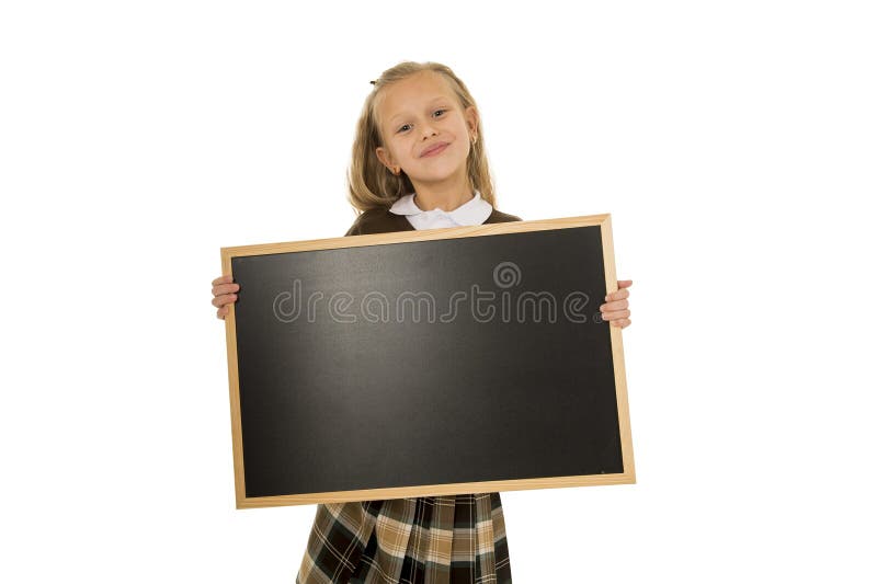 Weinig mooi blond schoolmeisje die gelukkige en vrolijke holding glimlachen en klein leeg bord tonen stock foto's Weinig mooi blond schoolmeisje die gelukkige en vrolijke holding glimlachen en klein leeg bord tonen stock foto's