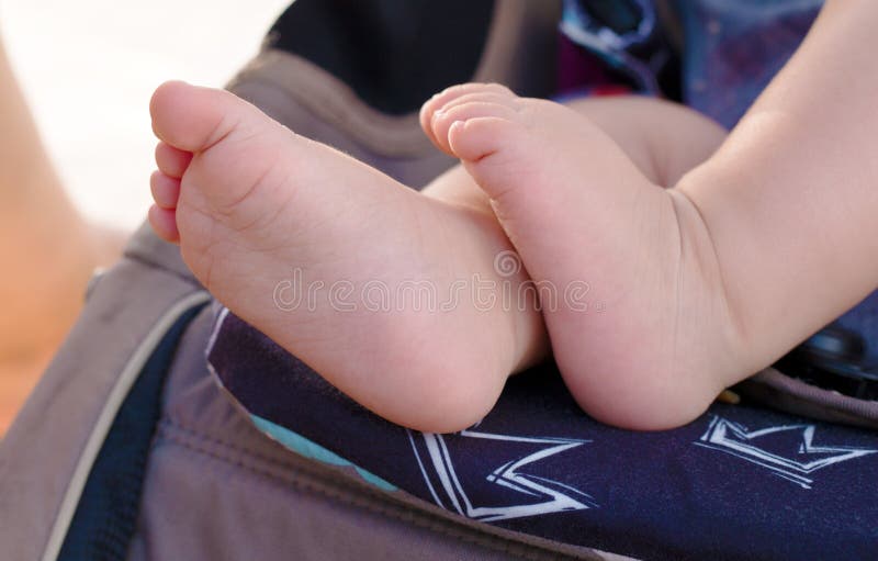 Weinig mooie babyvoeten die in de wandelwagen liggen stock afbeelding Weinig mooie babyvoeten die in de wandelwagen liggen stock afbeelding